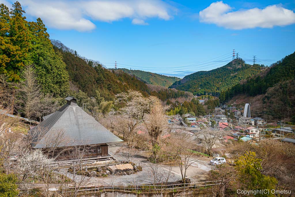 あきる野市・乙津の、龍珠院の眺め