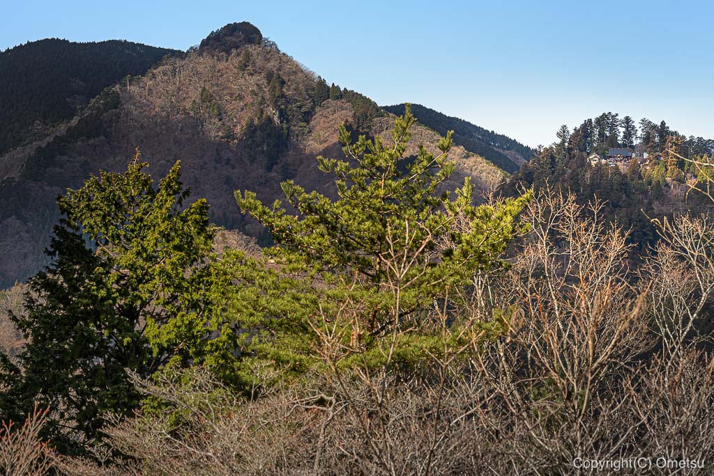 日の出山・頂上から、御嶽神社の展望