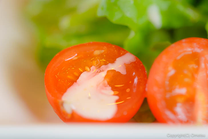 青梅市・内沼きのこ園の喫茶室「ぴるつ」の、サラダのトマト