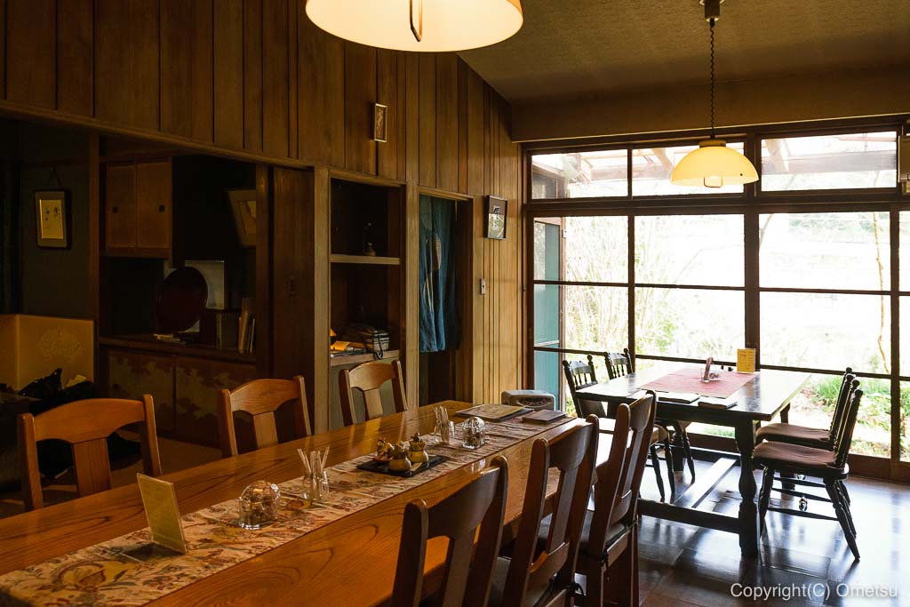 あきる野市・五日市の、小机邸・喫茶室 安居の、店内