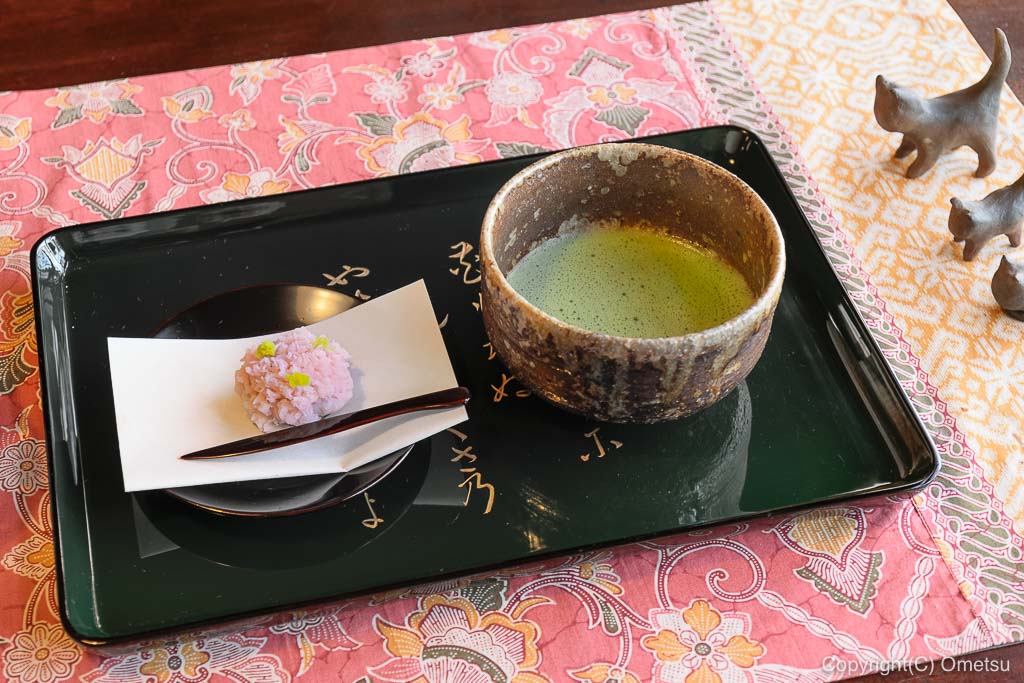 あきる野市・五日市の、小机邸・喫茶室 安居の、和菓子付きの抹茶