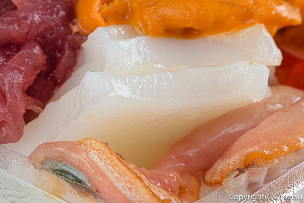 東青梅・寿司勝の海鮮丼のイカ