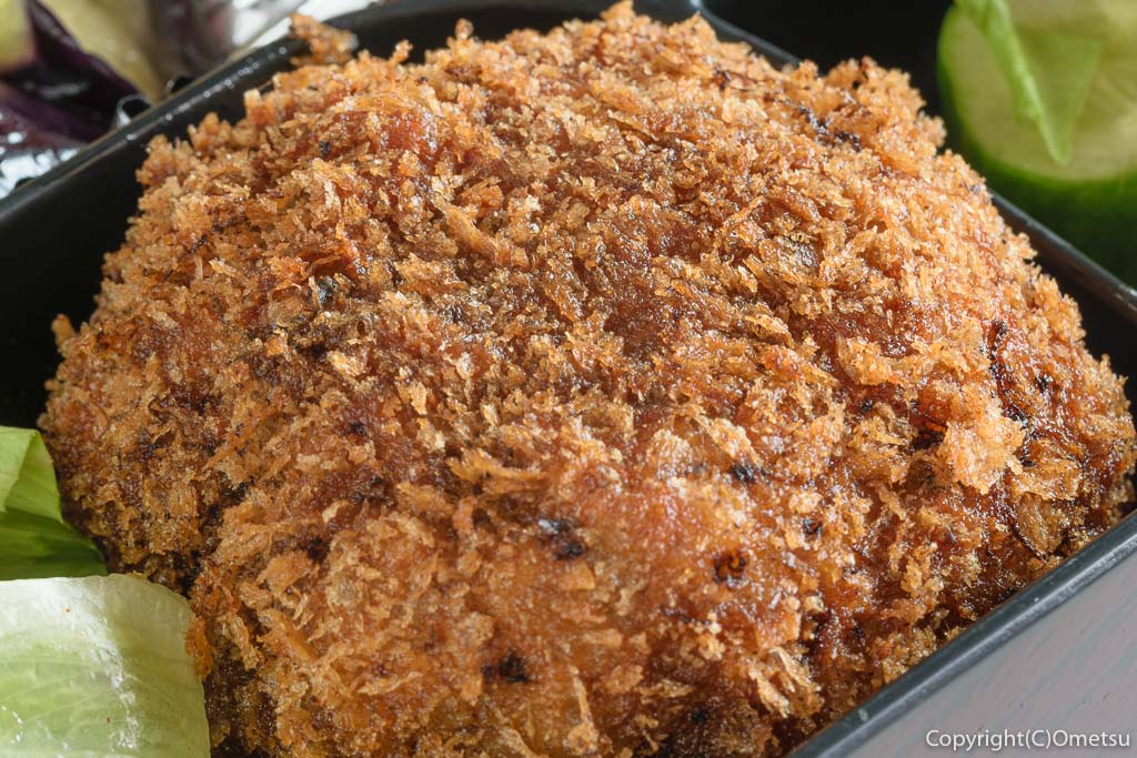 青梅・河辺の居酒屋「居ッ歩」の日替わり弁当のメンチカツ
