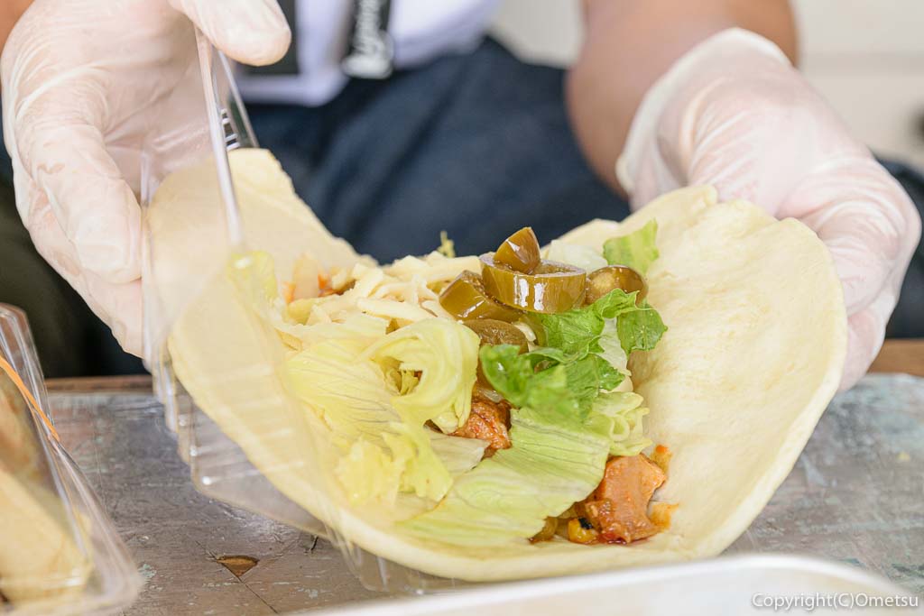 青梅・新町のキッチンカー、タコス屋SASUKE、タコスの調理