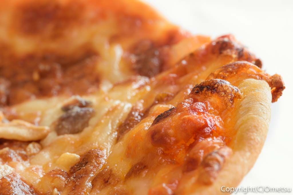 青梅・新町の伊太利亭のアンチョビとガーリックチップのピザ