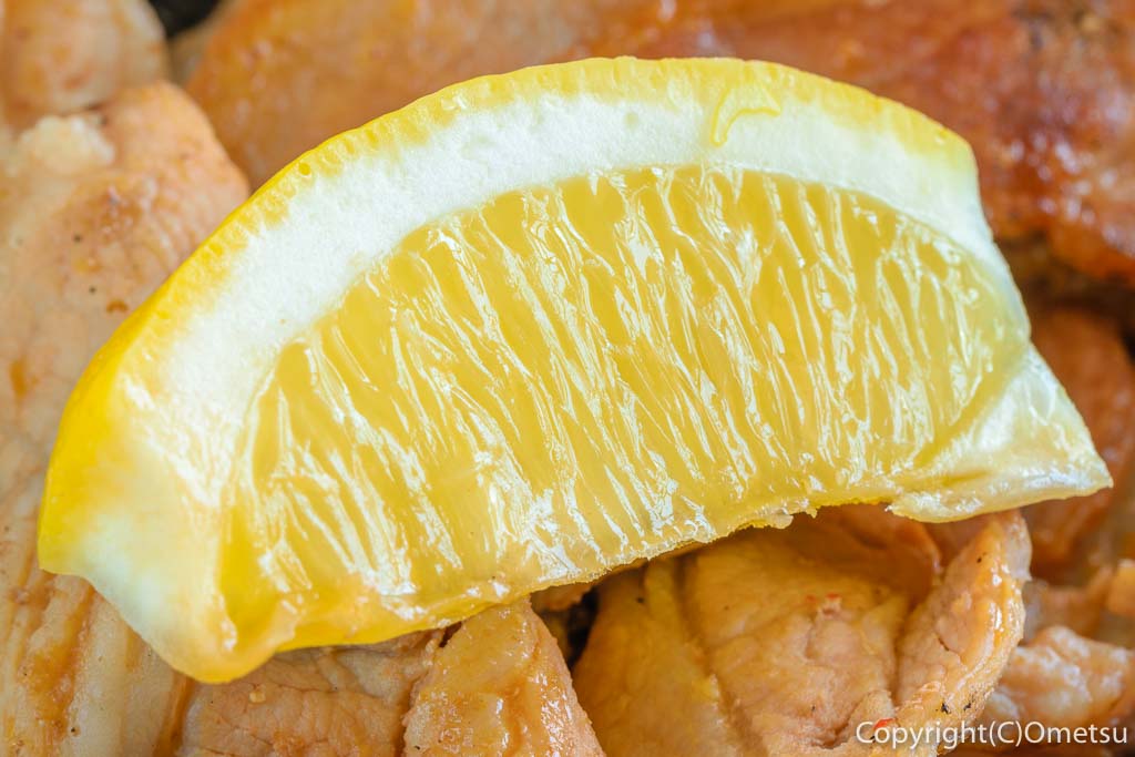 青梅・河辺の「みやもと」の豚の生姜焼き弁当のレモン