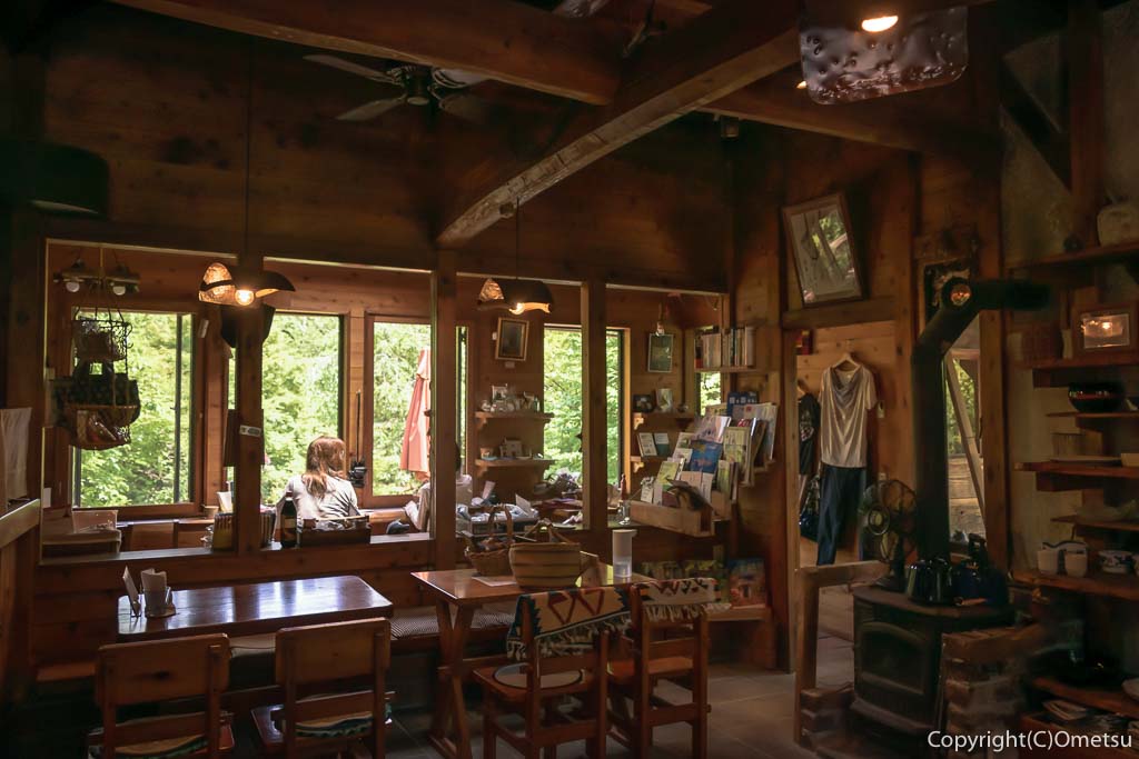 青梅・岩蔵温泉の、カフェ・ユバの店内