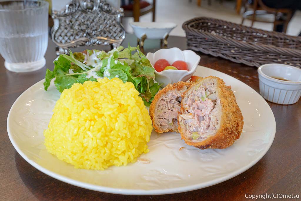 青梅市御岳のカフェ、ミタケテラスの青梅産特製メンチカツのプレート