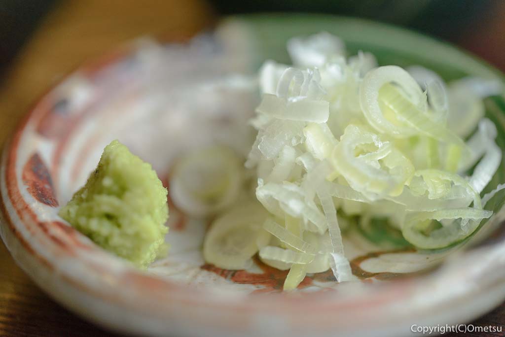 青梅市・塩船観音寺の門前そば、「もとはし」の、せいろ蕎麦の薬味