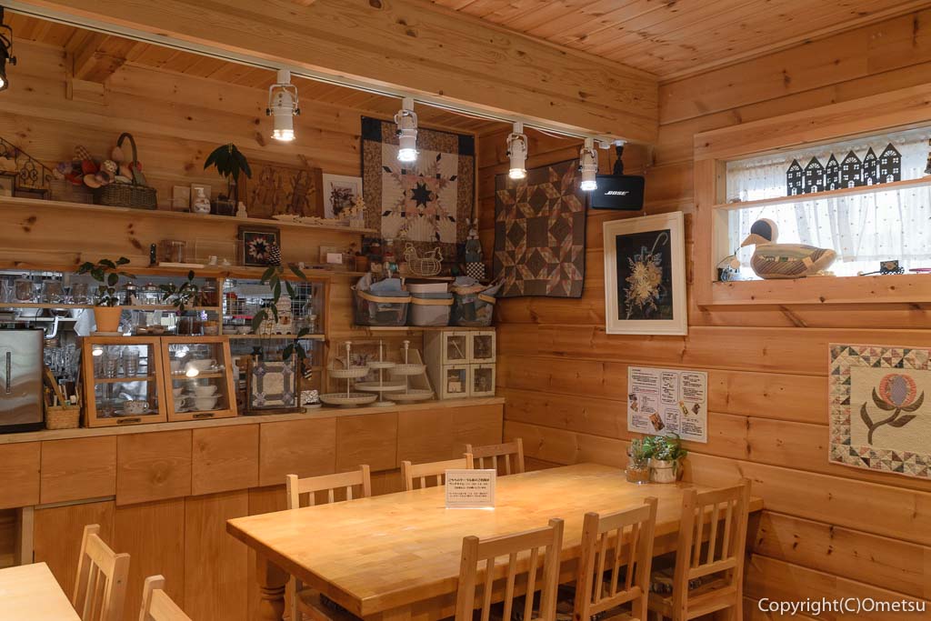 青梅・河辺のカフェ「もりのねこ」の店内