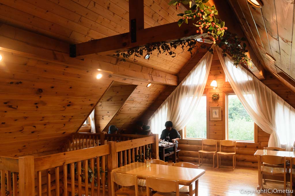 東京・青梅市のスモールフルーツランドのカフェ、ベリーコテージの店内