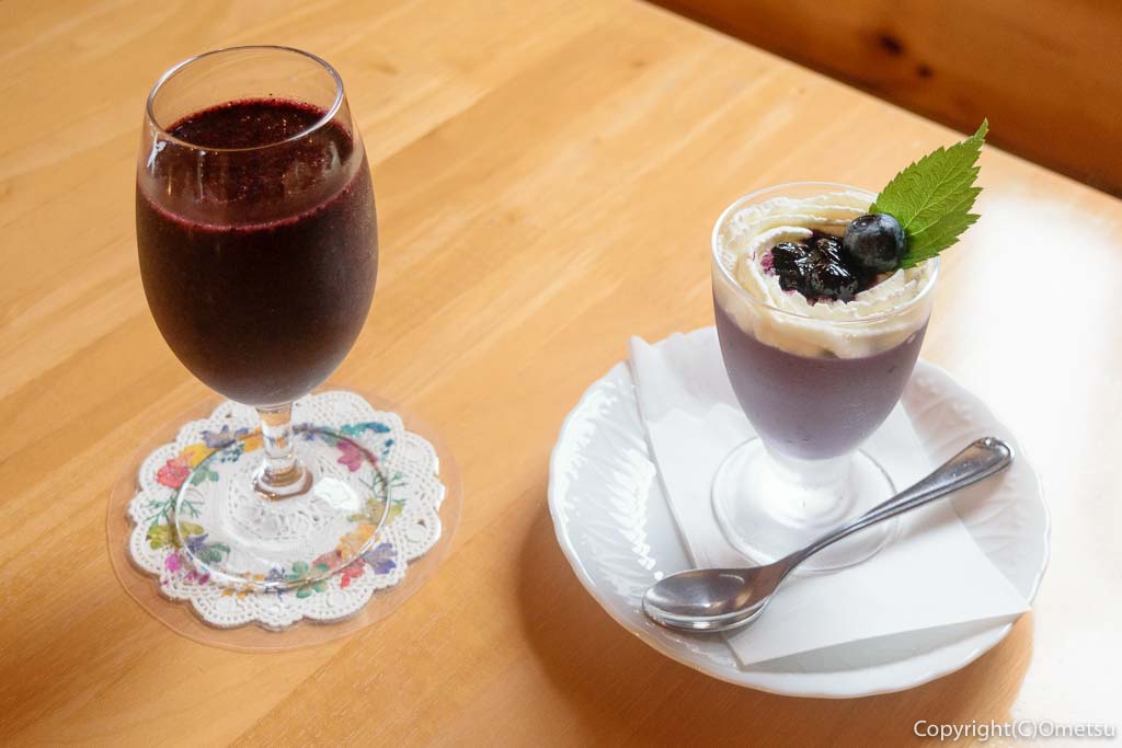 東京・青梅市のカフェ、ベリーコテージブルーベリージュースと、ブルーベリープリン