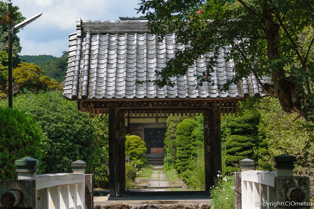 青梅市・黒沢の聞修院の山門