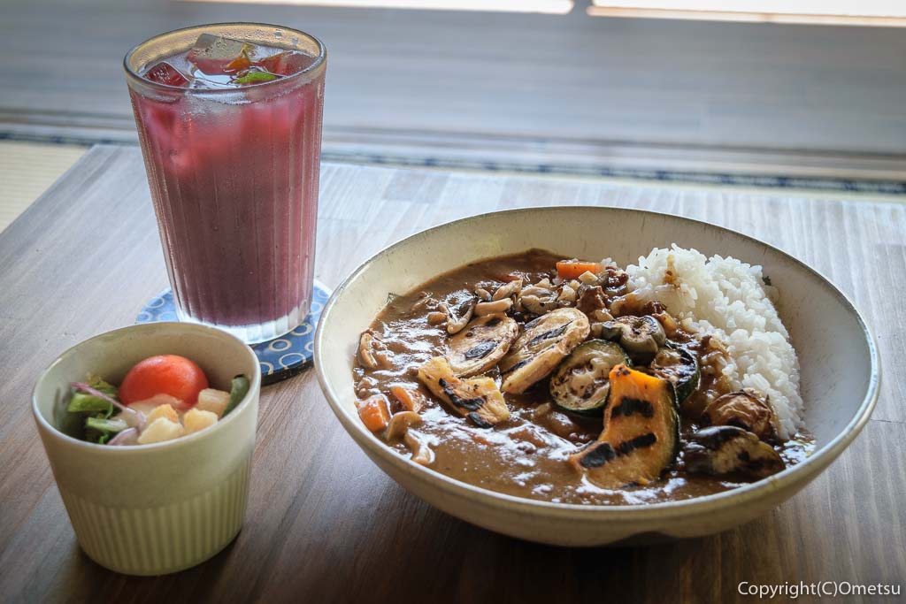 青梅市・沢井マウンテンカフェの、焼き野菜カレーと、スパイスぶどうジュース