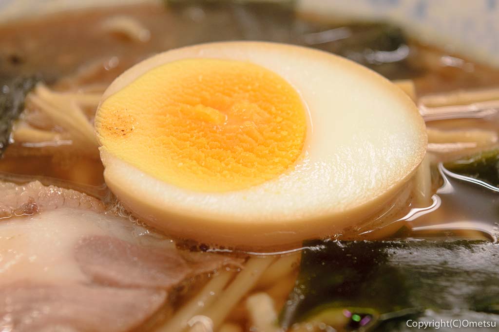 あきる野市・秋川のラーメン店、太公望の、濃厚正油ラーメンの煮玉子