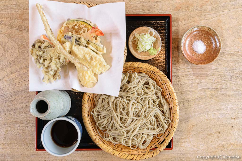 あきる野市・菅江の蕎麦店「よしの」の、天せいろ