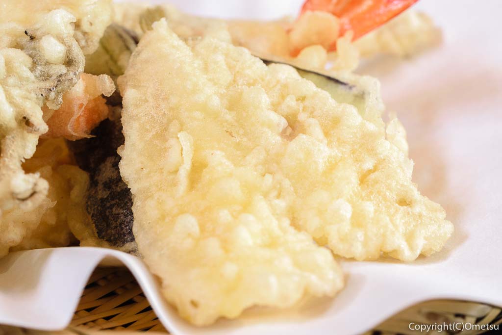 あきる野市・菅江の蕎麦店「よしの」の、キスの天ぷら