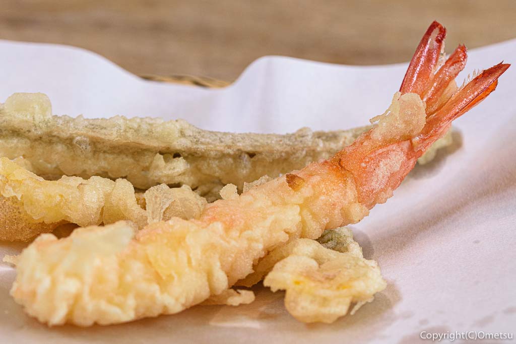 あきる野市・菅江の蕎麦店「よしの」の、エビの天ぷら