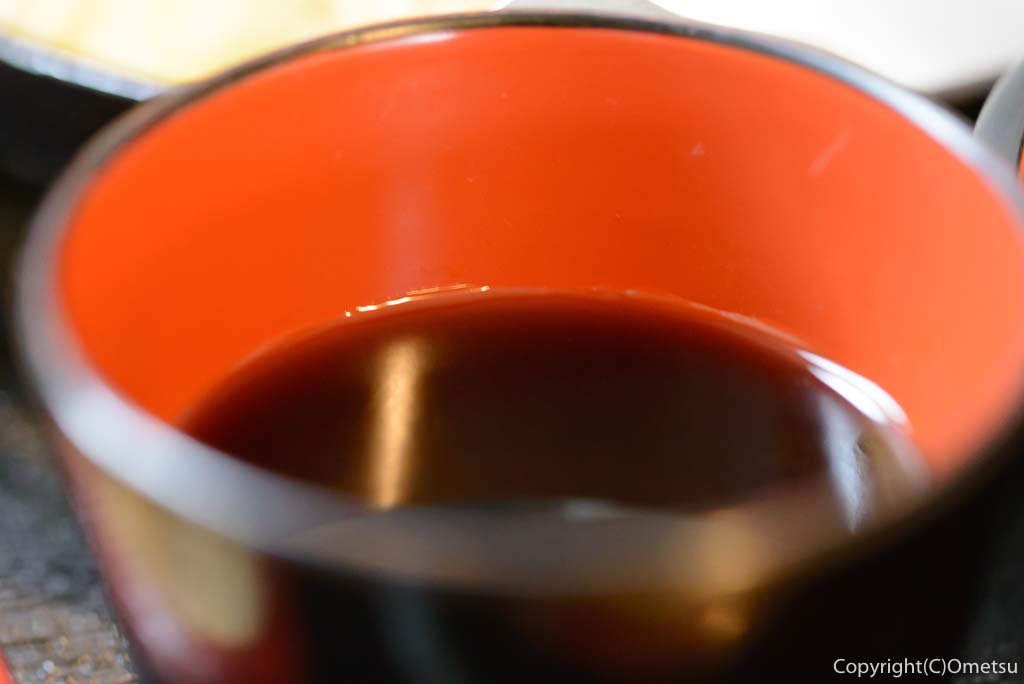 青梅市・柚木の「そばと茸の里 じゃもの」の、もりそばの汁