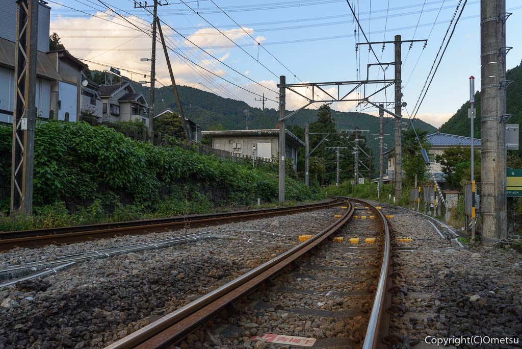 御嶽駅付近の踏切