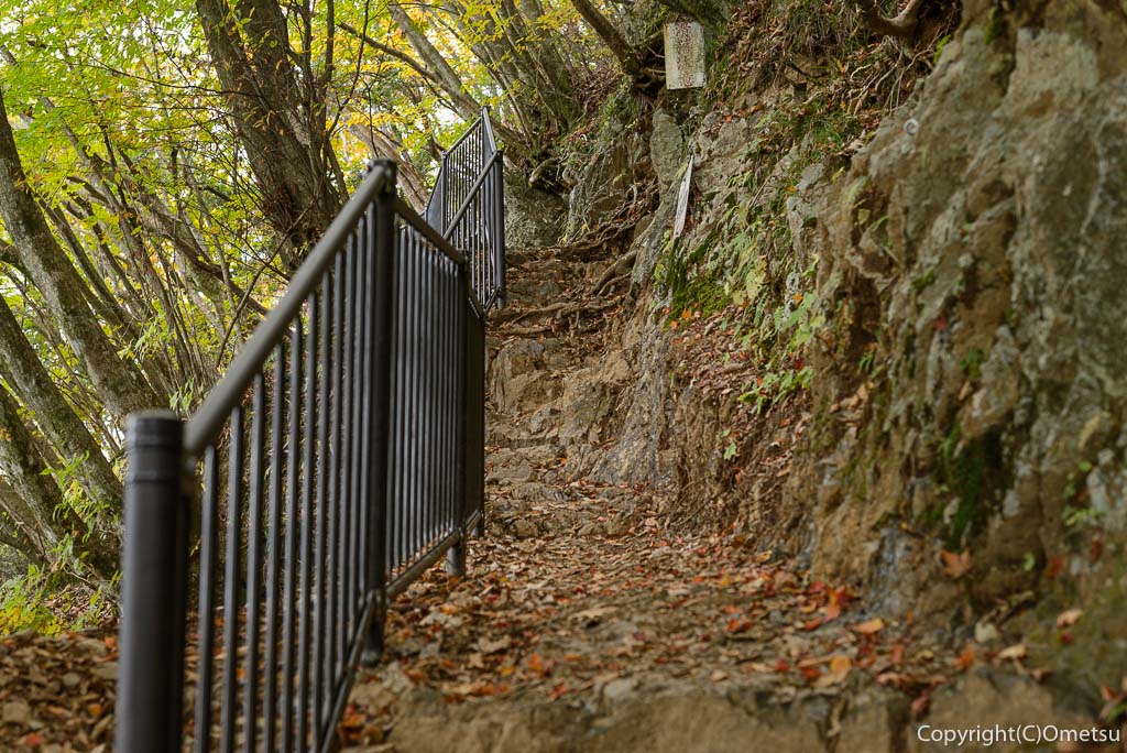御岳山から大岳への登山道の岩場