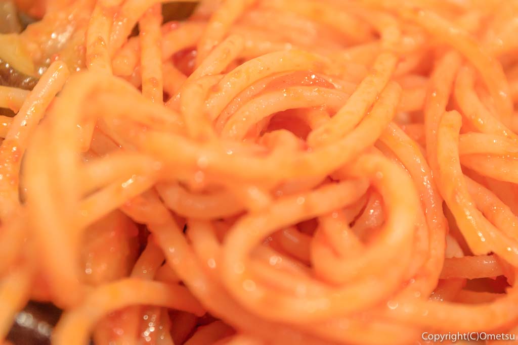青梅・河辺のカフェプラスの、茄子とベーコンのトマトパスタ