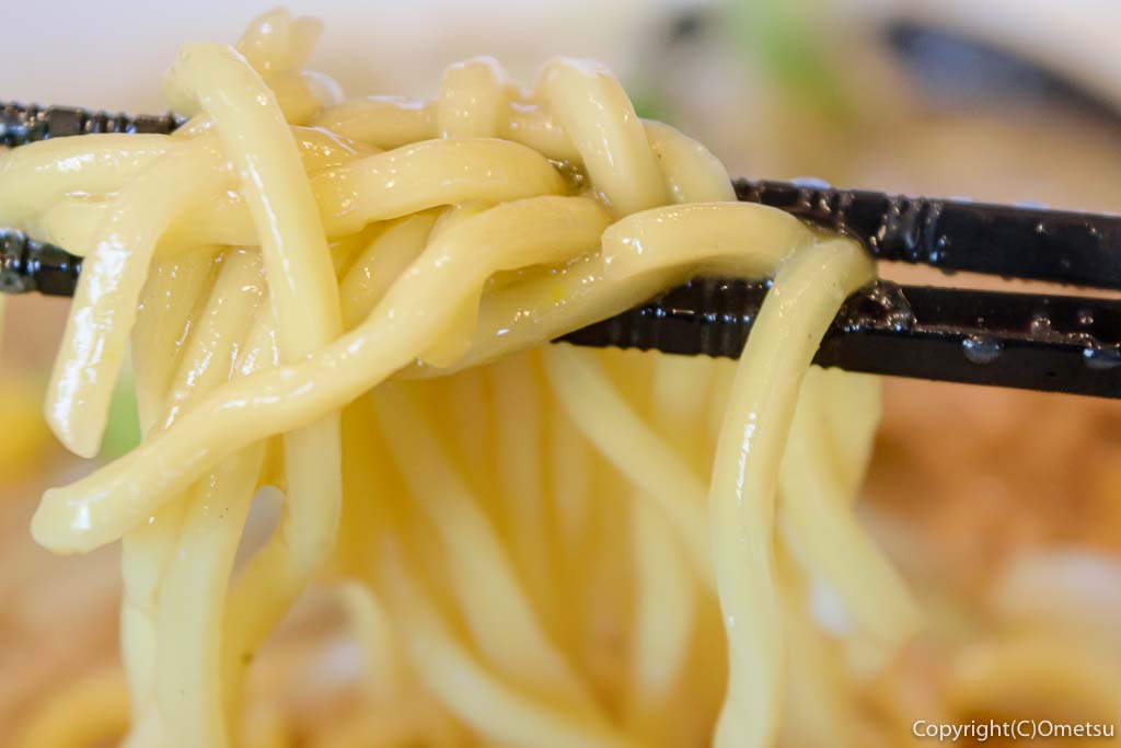 羽村市の味噌ラーメン専門店、「ななと」の、濃厚味噌ラーメンの麺