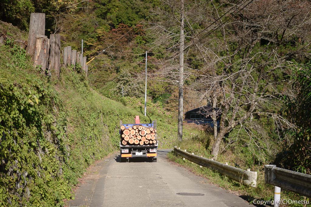 檜原村・笛吹の木材を運ぶトラック