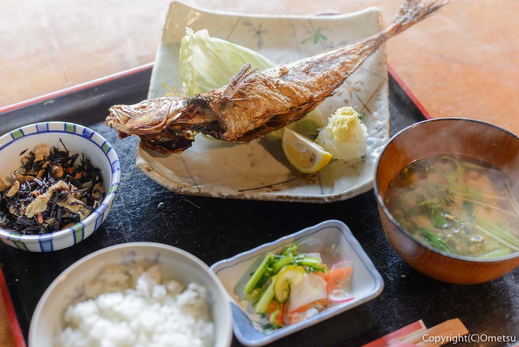 青梅市・岩蔵温泉の、「古民家いろり」の、焼魚定食の、アジの開き