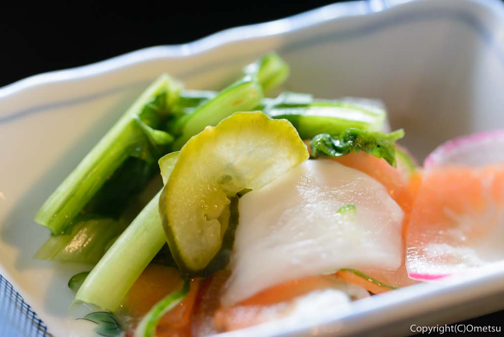 青梅市・岩蔵温泉の、「古民家いろり」の、焼魚定食の、漬物