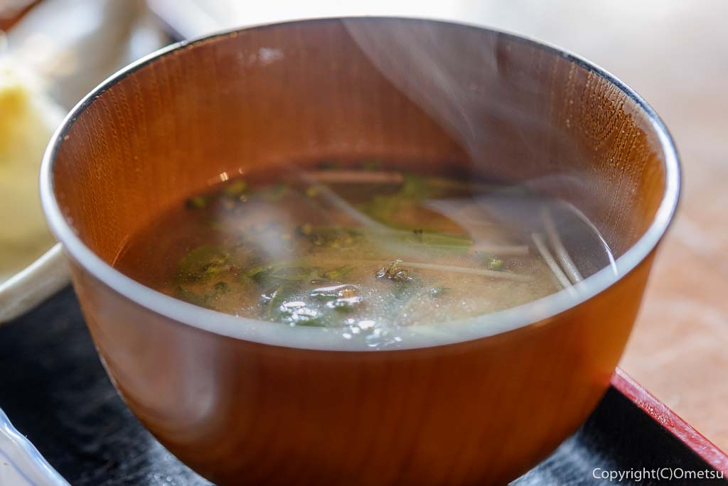 青梅市・岩蔵温泉の、「古民家いろり」の、焼魚定食の、味噌汁