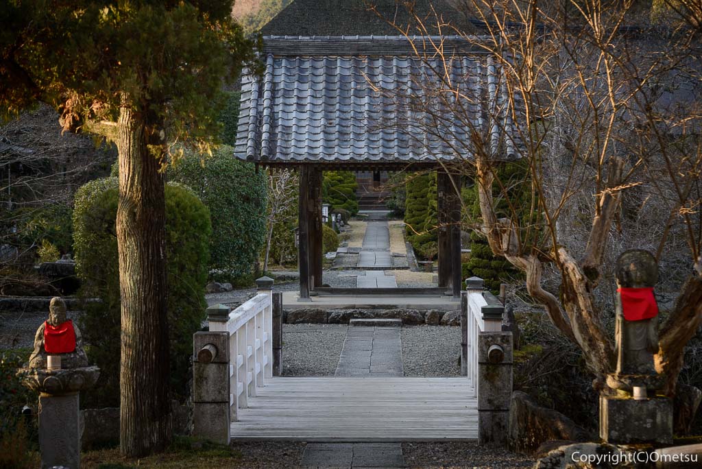 青梅市、聞修院の山門