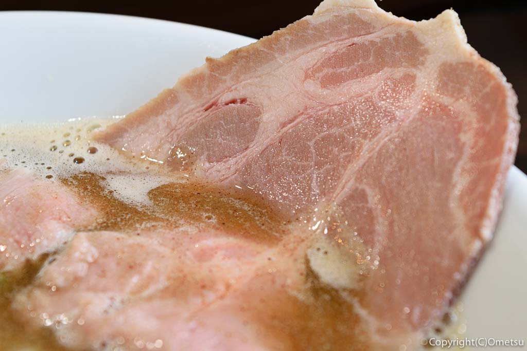 羽村市・小作台の、「らーめん 虎テツ」の、低温調理のチャーシュー
