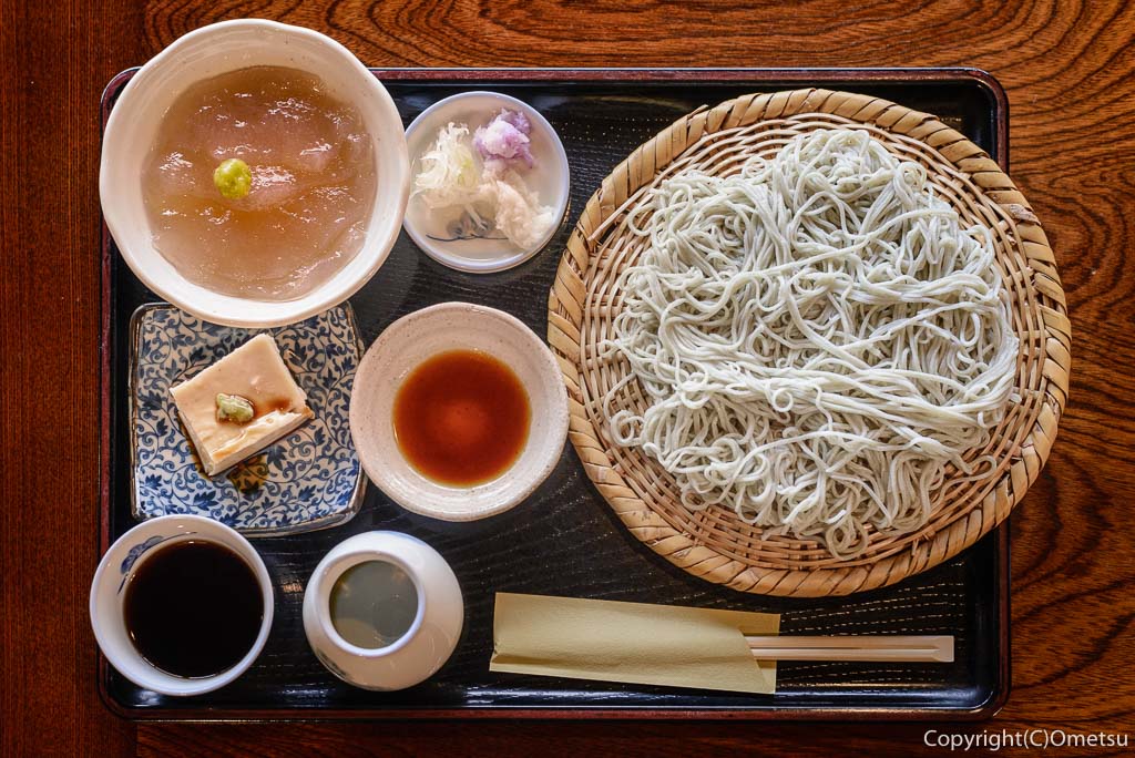 青梅・梅の内の、そば豆腐と刺身コンニャクの、そばセット