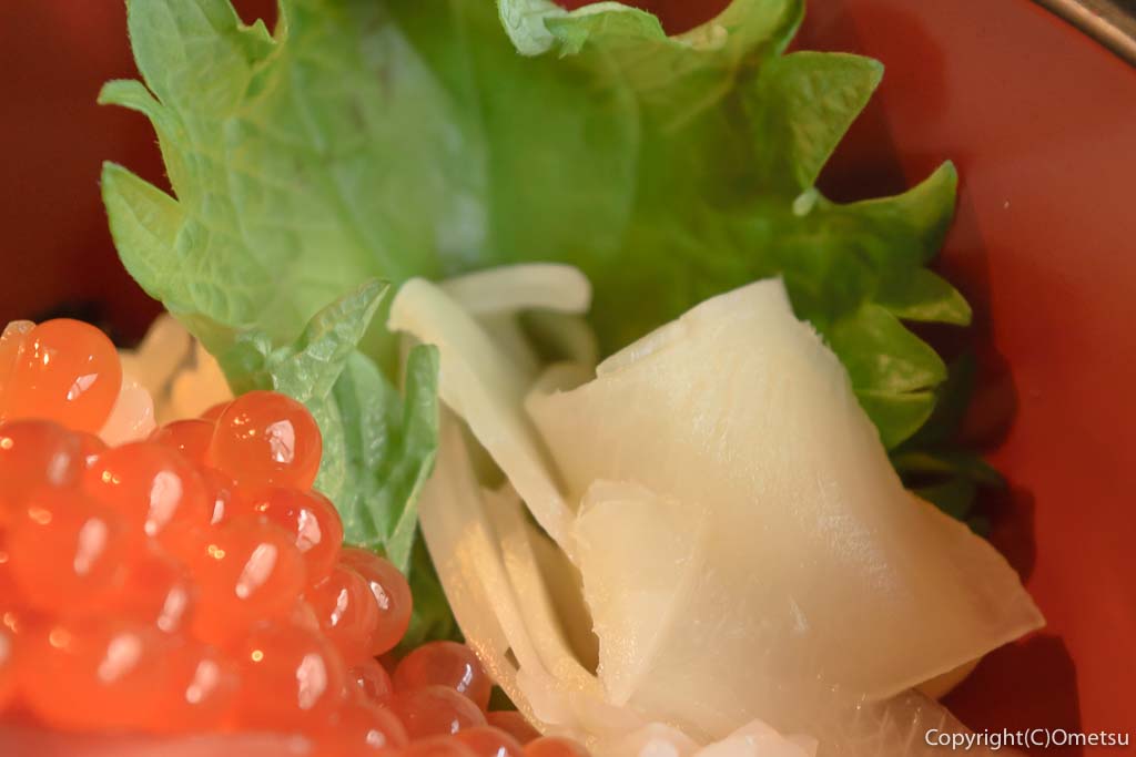 青梅市・駒木の和食店」まつもと」の、鮪のごまだれ & イクラ丼セットのガリ