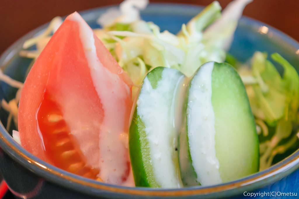 青梅市・駒木の和食店」まつもと」の、鮪のごまだれ & イクラ丼セットのサラダ