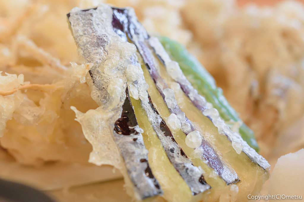 あきる野市・信州安曇野手打ち蕎麦 たか瀬の、野菜天ぷらせいろのナスの天ぷら