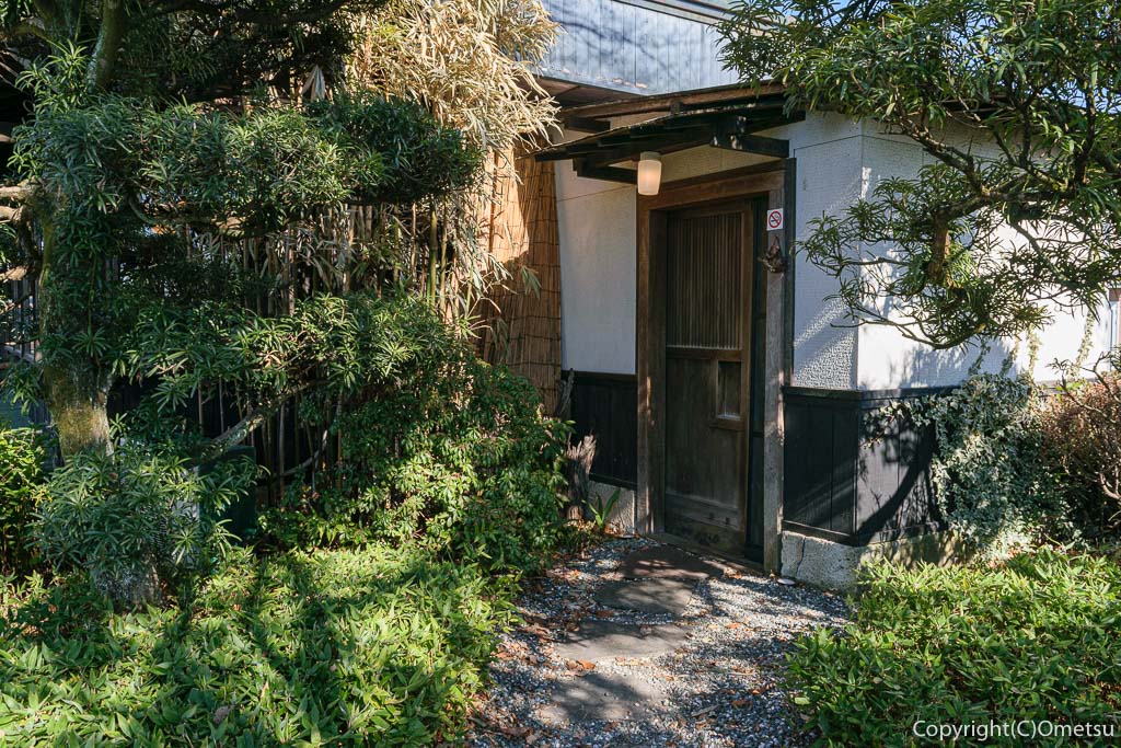 青梅市の蕎麦店・月与の童屋の玄関