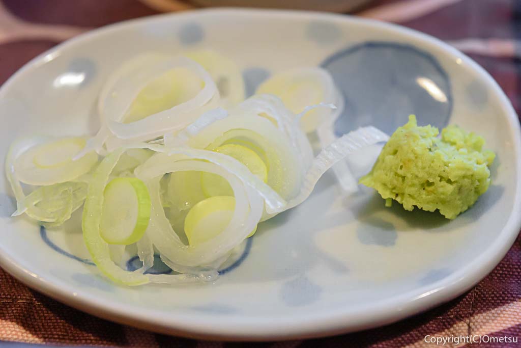 青梅市の蕎麦店・月与の童屋の、小海老と海の幸の、ざるそばの薬味