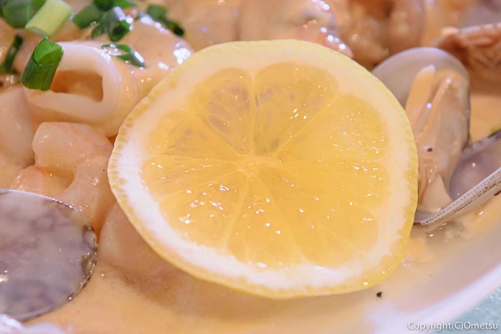 羽村の洋食料理店・LARGO（ラルゴ）のチキンのシーフードソースのレモン