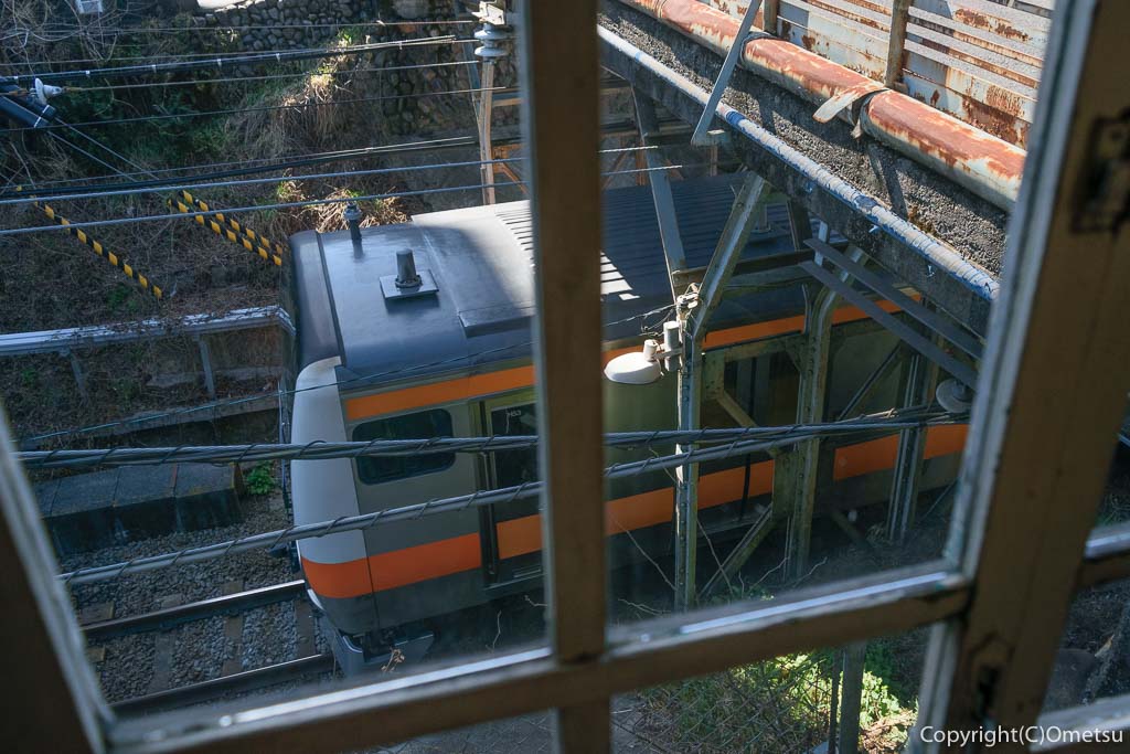 青梅市のカフェ「夏への扉」の店内から、青梅線の列車