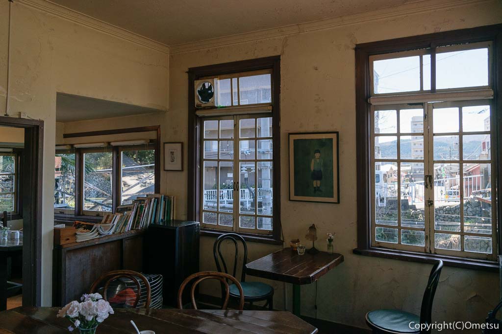 青梅市のカフェ「夏への扉」の店内