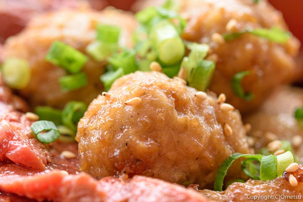 青梅市・御岳のステーキ店 NAMAの、オールスター丼の鶏のつくね