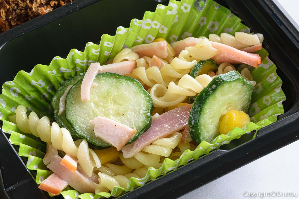 青梅市・河辺駅近くの、やきとりふうちゃんの牛肉100%メンチカツ弁当のサラダ
