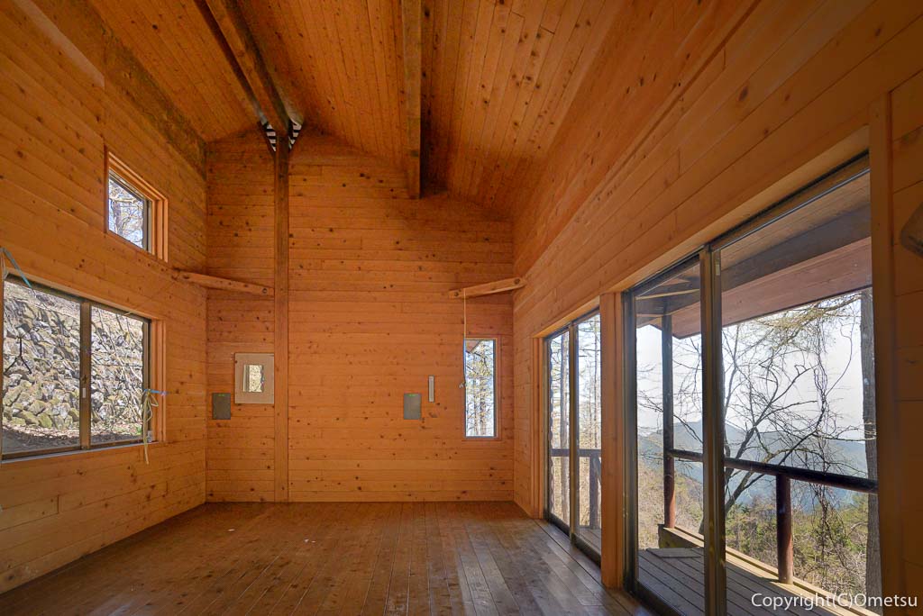 奥多摩町・御前山避難小屋の室内・内部