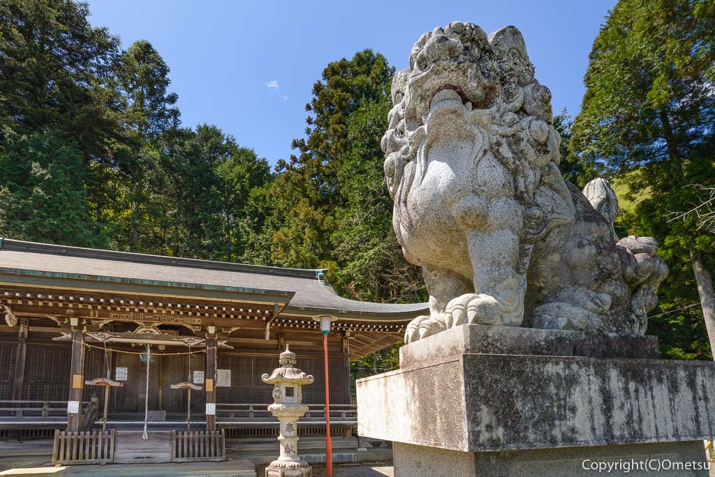 青梅の愛宕神社の拝殿と狛犬