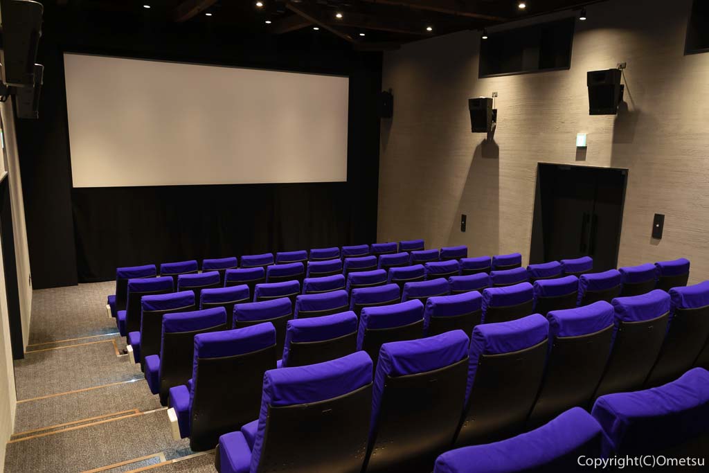 青梅市の有形文化財建築物の映画館・シネマネコの内部