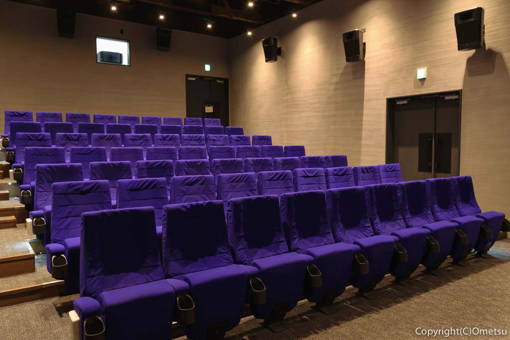 青梅市の有形文化財建築物の映画館・シネマネコの座席