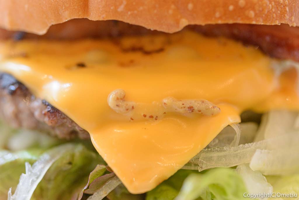 東秋留のカフェ・シャロのベーコンチーズバーガーのとろけるチーズ