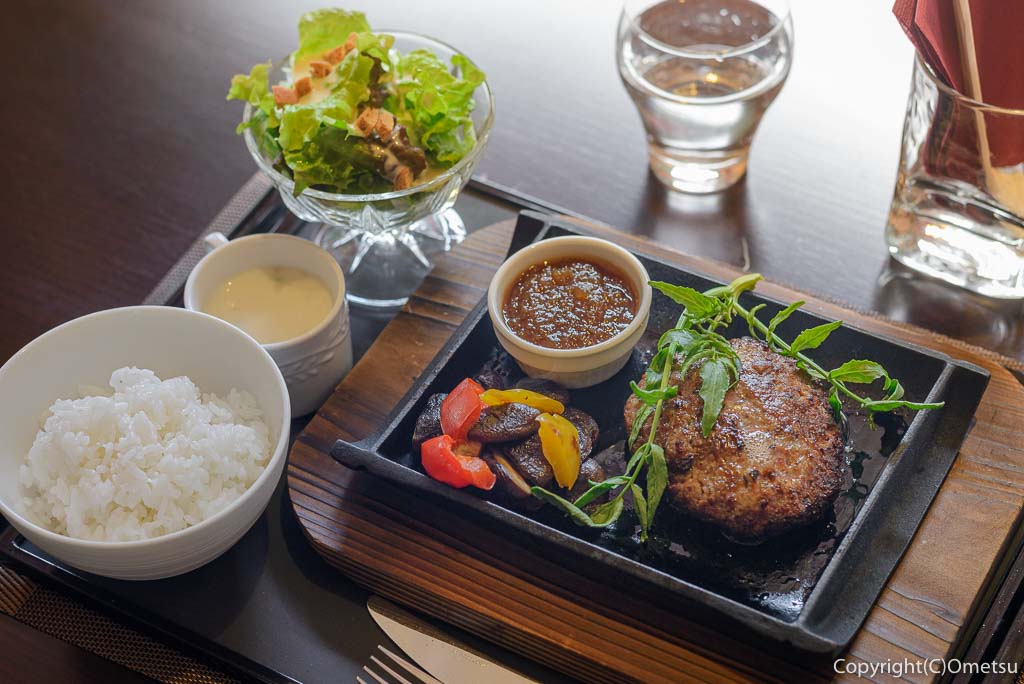 奥多摩町・海沢の東京多摩学園・カフェ&レストランSAKAの、秋山牛と奥多摩しいたけのハンバーグ